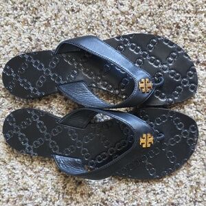 Tory Burch Black Leather Thong Slide On Sandals Chain Print Insole Detail